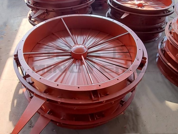 Fan inlet air regulating valve